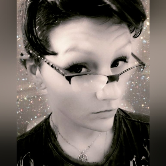 Meet your Posher, Gretchen - Picture 2 of 3